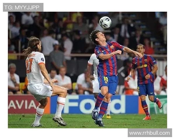 足球明星挑战极限技艺展现爬行头顶球的惊人技巧与乐趣